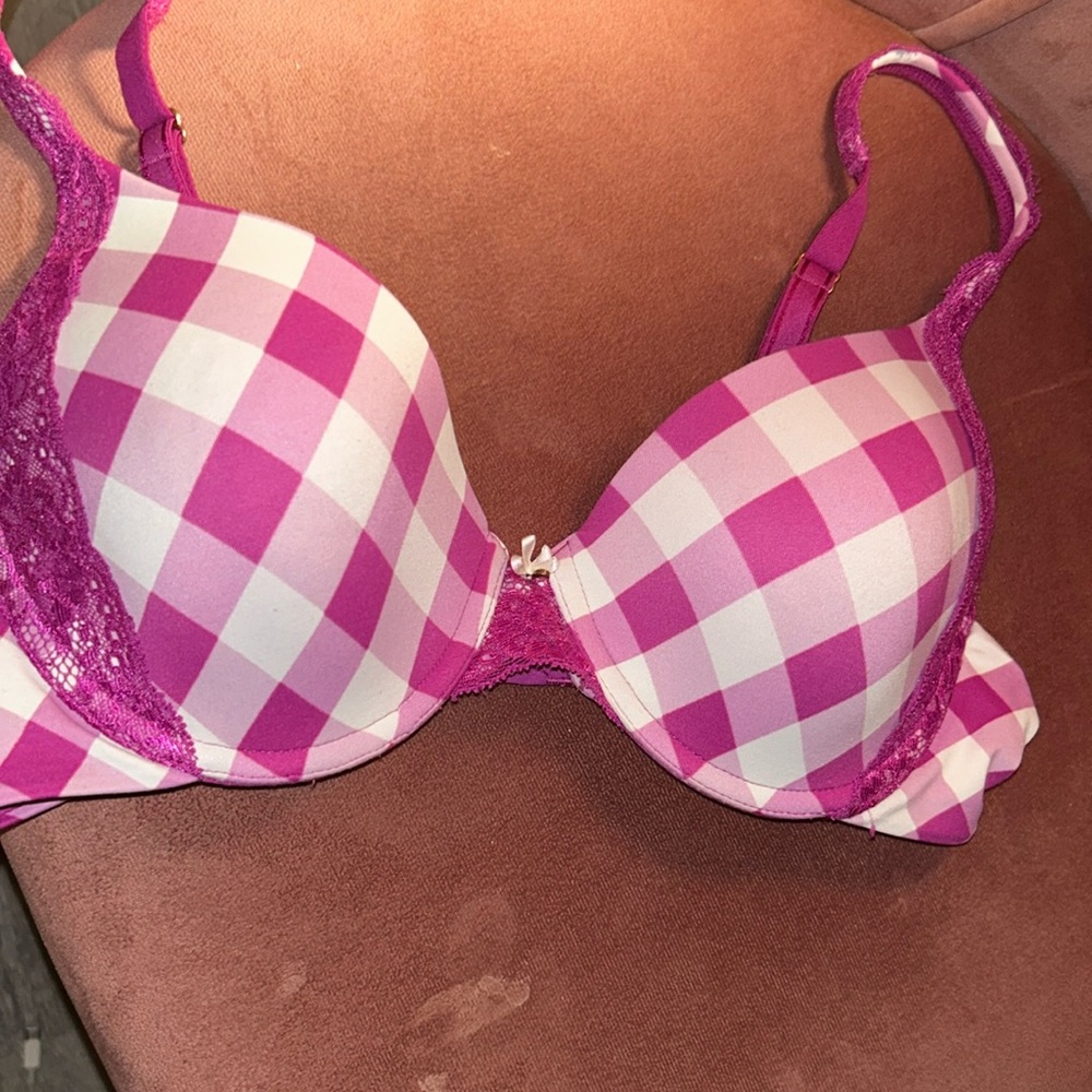 SEXY & GIRLIE!  EUC SOMA  Embraceable Demi/ Lace Trim _***REDUCED****